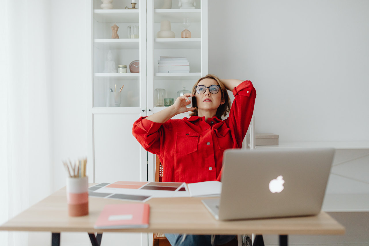 kaboompics_A%20woman%20works%20at%20a%20desk%20in%20her%20home